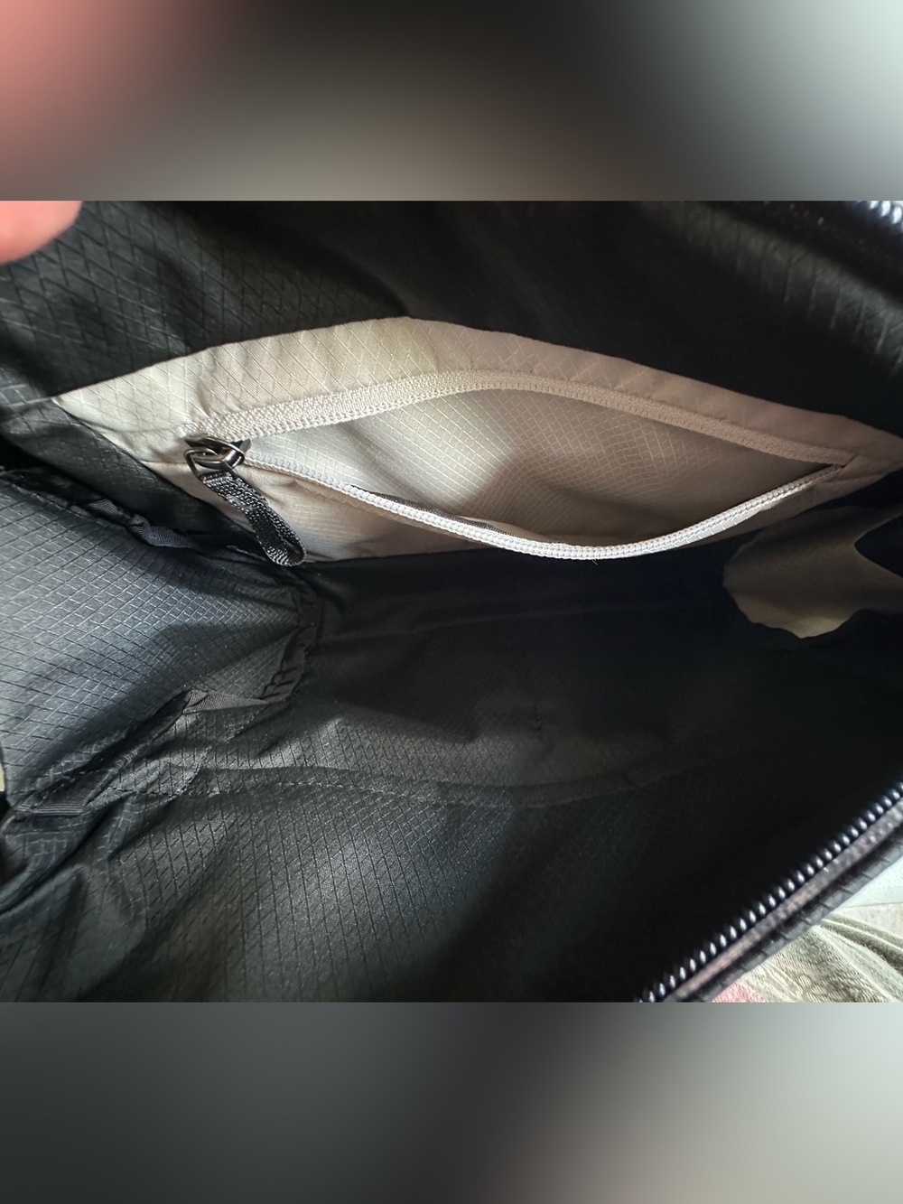 Bellroy Lite Sling in black - Picture 6 of 8